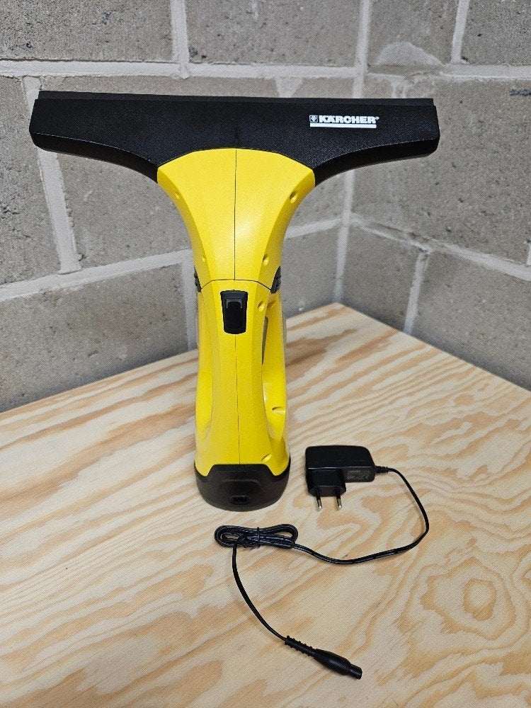 Kärcher WV 2 ruitenreiniger met oplader in perfecte staat, Ophalen, Raamwisser of Trekker