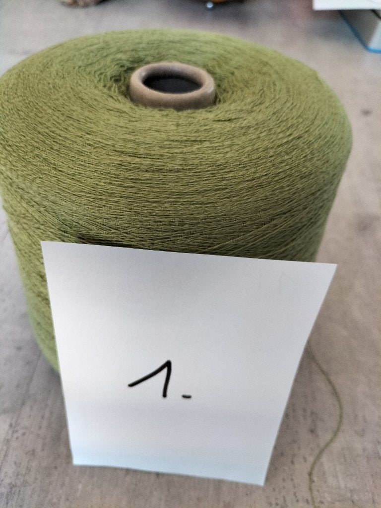 Cône de laine N°1  (1 kg140gr vert olive), Ophalen of Verzenden