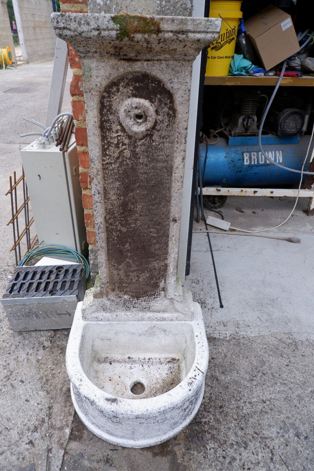 Fontaine  et vasque en béton, Enlèvement, Béton