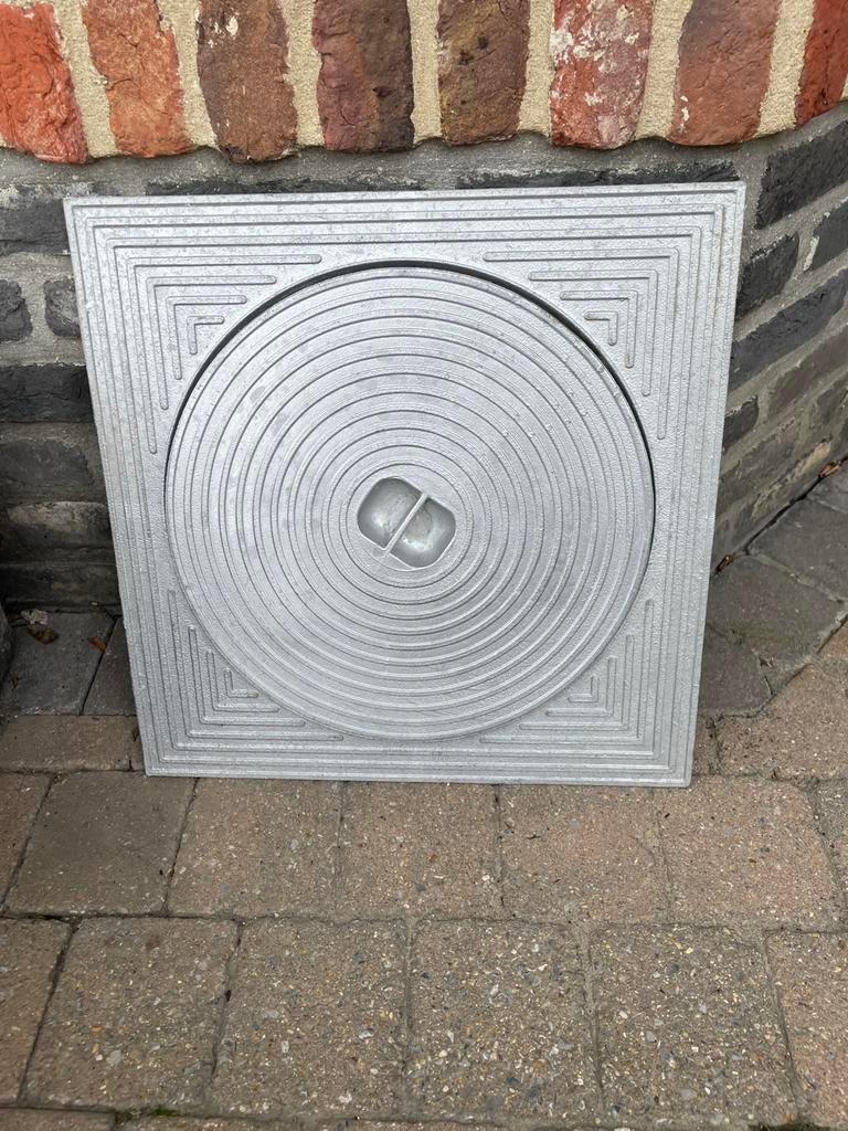 Aluminium en gietijzeren  deksels nieuw, Doe-het-zelf en Bouw, Buizen en Afvoer, Ophalen, Zo goed als nieuw, Aluminium