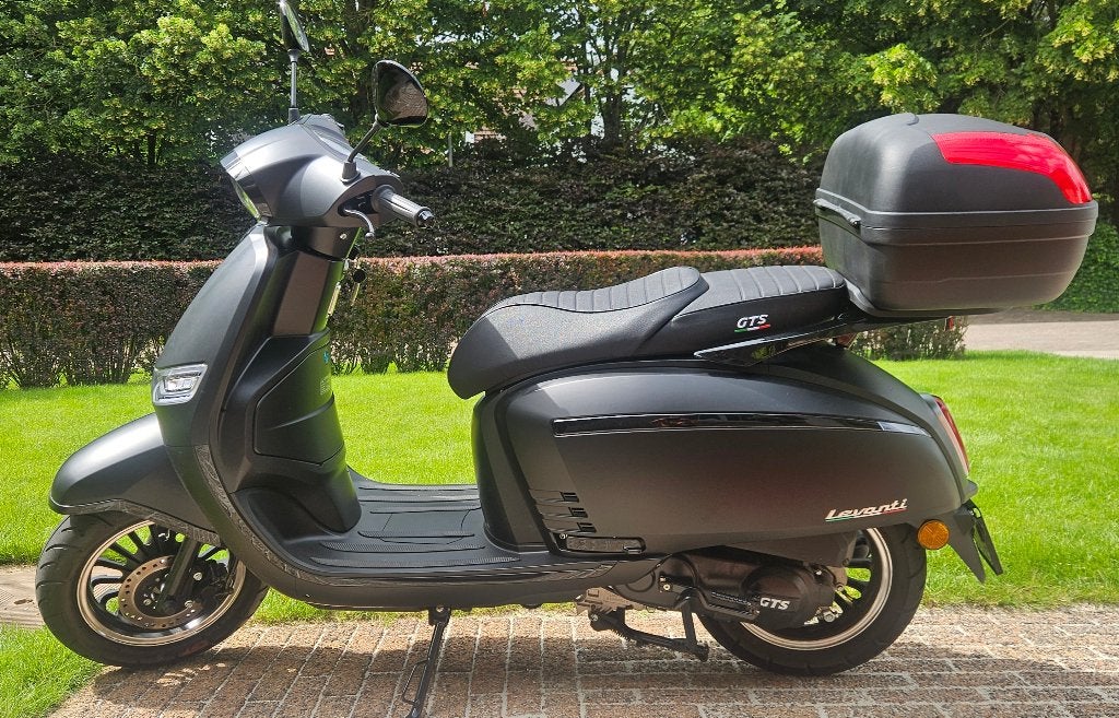 NIEUWE Scooter GTS Levanti van 4/2026 slechts 264km A-klasse, Fietsen en Brommers, Ophalen, Nieuw