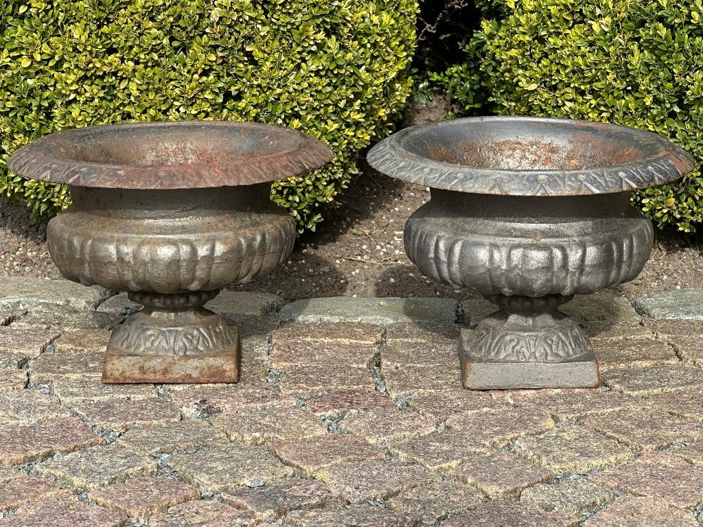 vases de jardin en fonte - 2 identiques - excellent état, Enlèvement