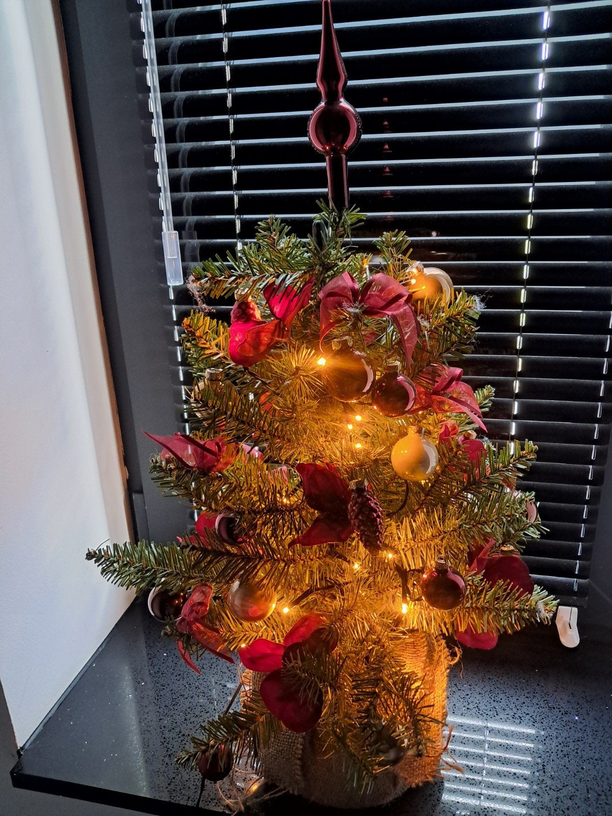 mooi gevulde kerstboom te koop  . 30 euro    60 cm groot, Enlèvement