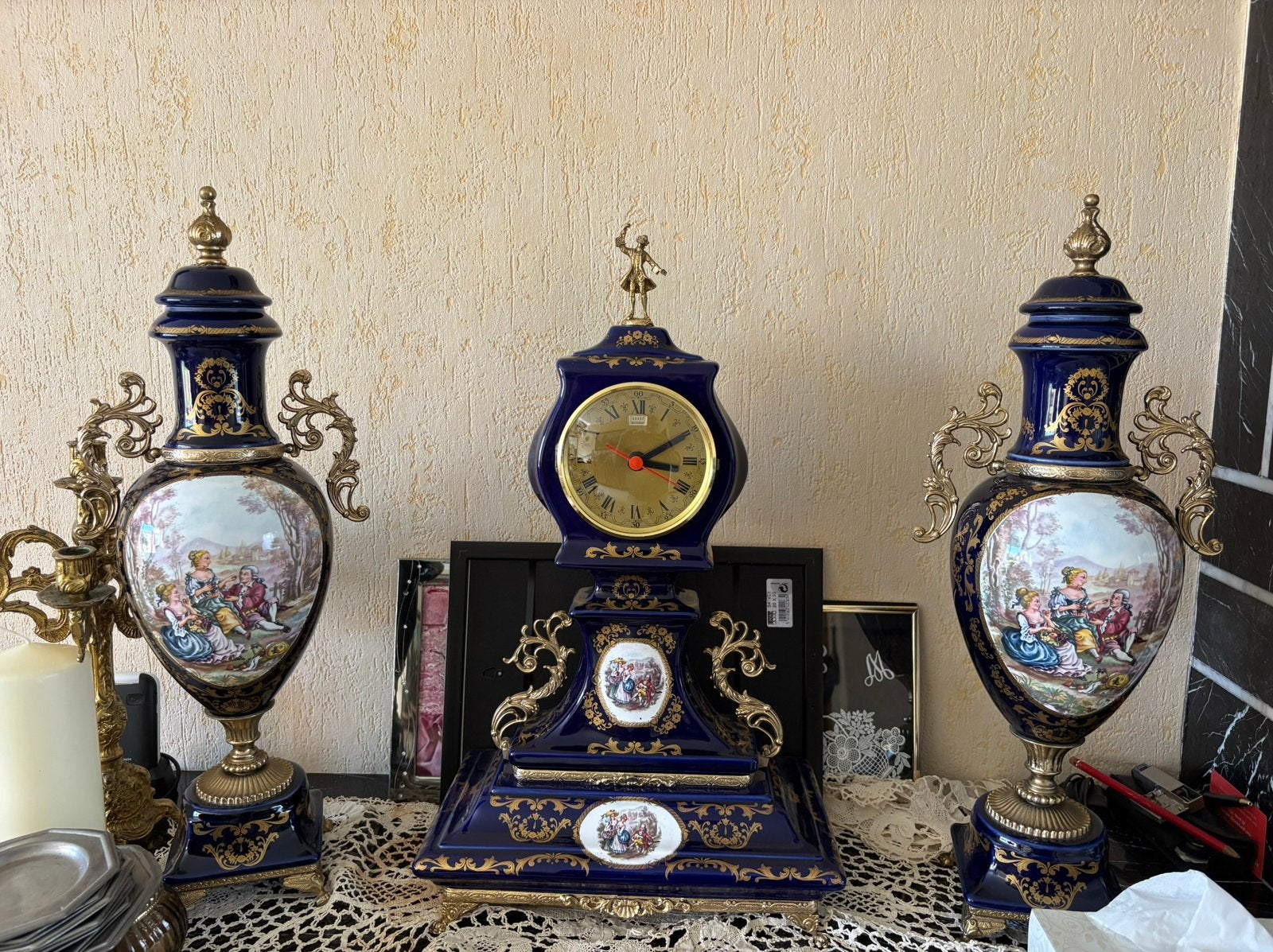 Klassieke horloge armatuur met bijpassende vazen, Ophalen