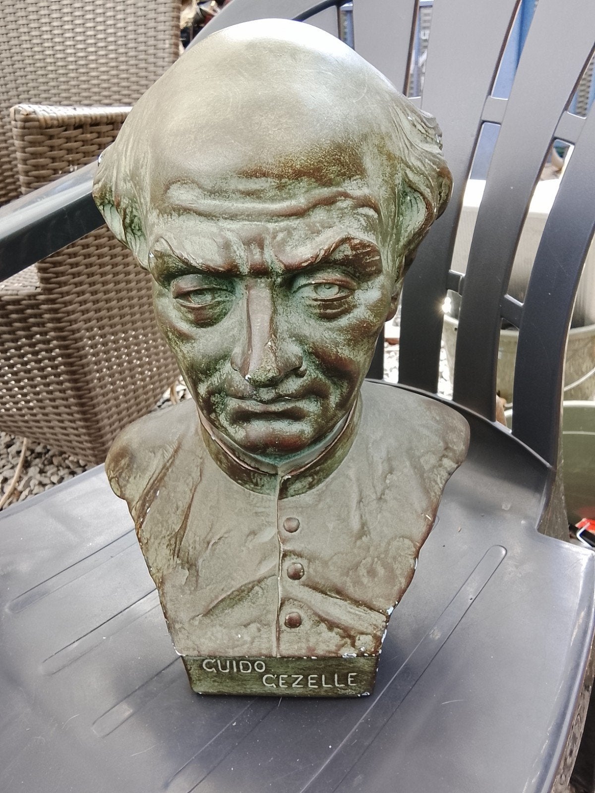 Buste Guido Gezelle, Ophalen