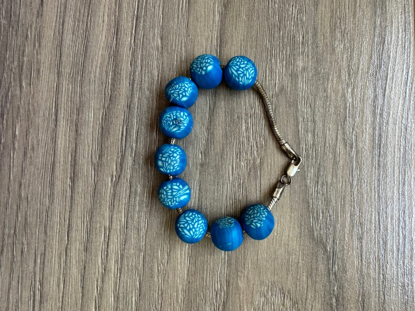 Bracelet perlé bleu, Avec bracelets à breloques ou perles, Comme neuf, Autres matériaux, Bleu