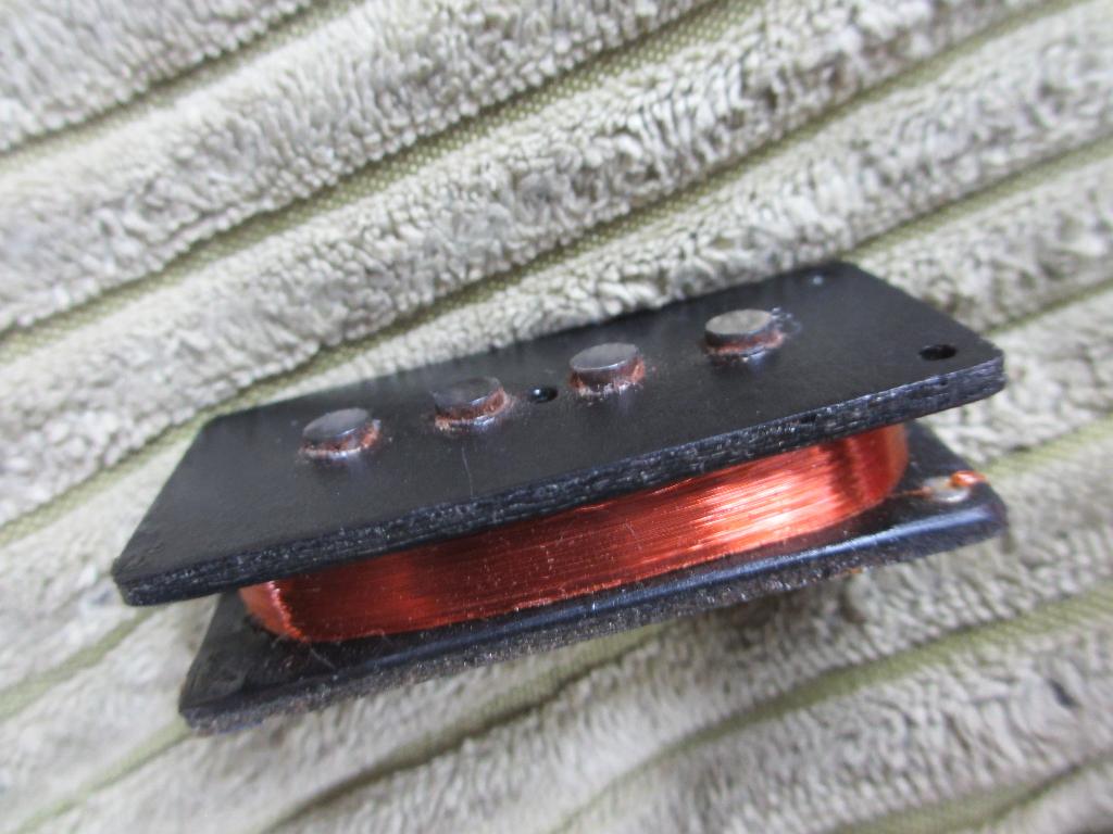 RECHERCHÉ : BOBINE INFÉRIEURE NOIRE FENDER PRECISION BASS, Enlèvement ou Envoi, Utilisé
