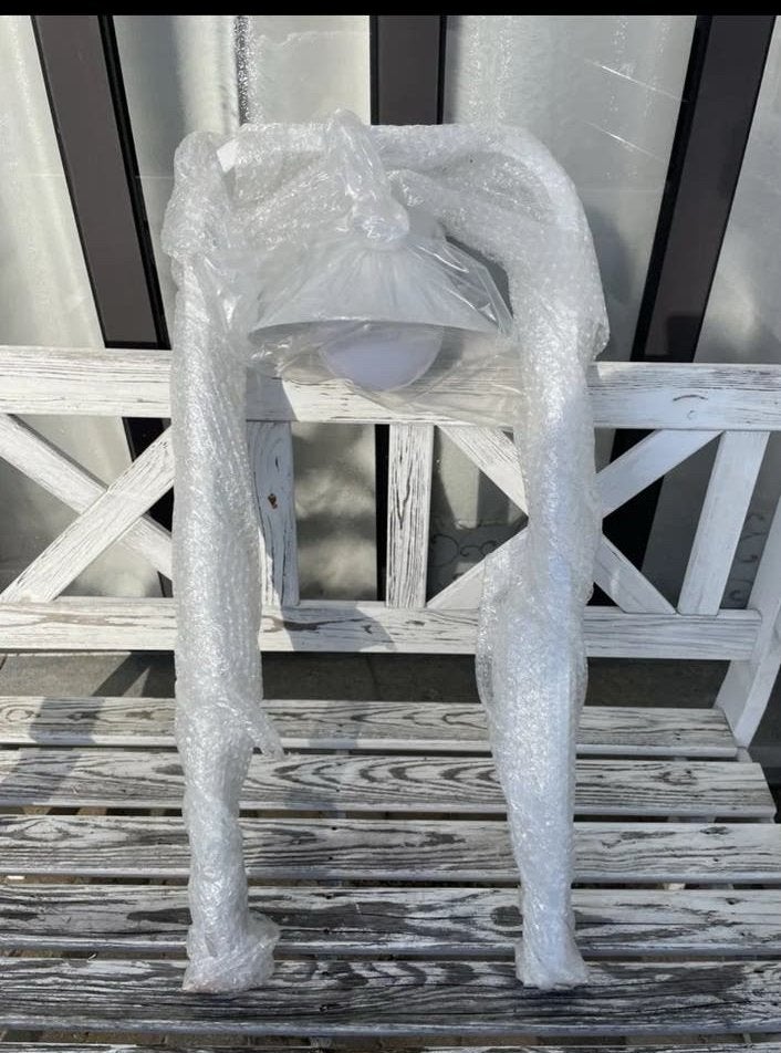Grande lampe à longues pattes — Blanche, Enlèvement