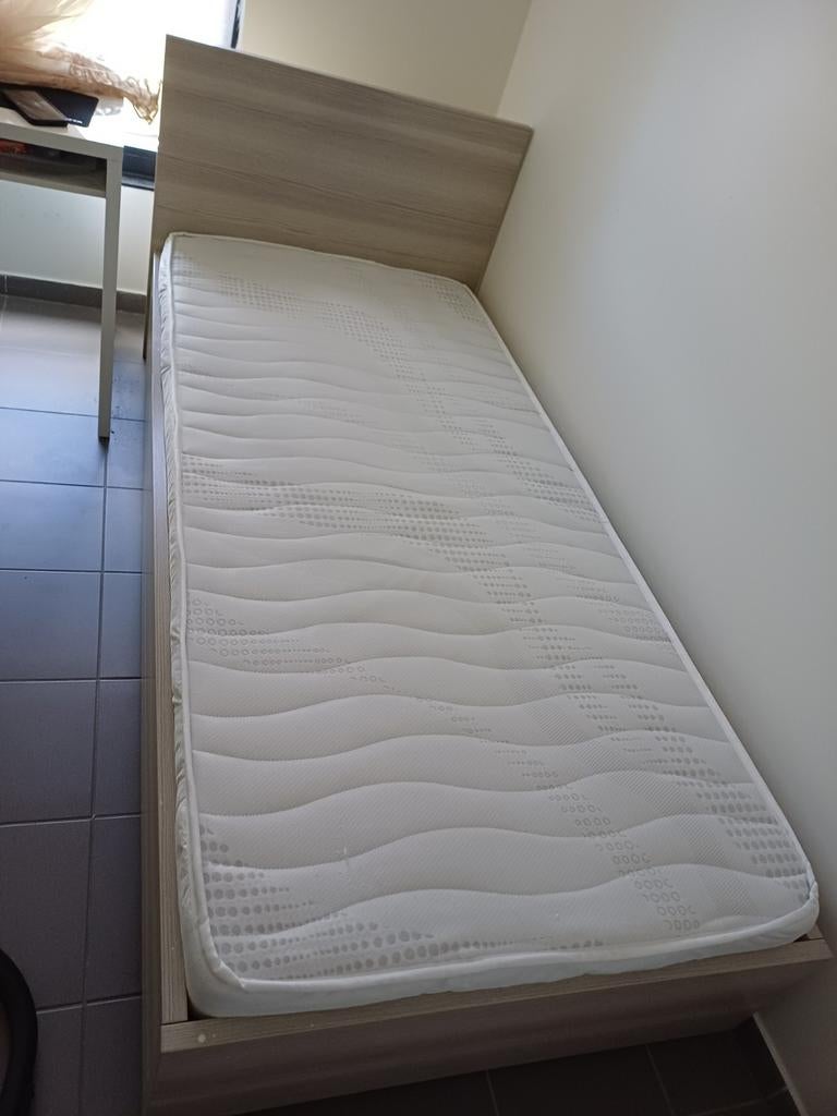 Bed met nieuw matras, Enlèvement, Matelas