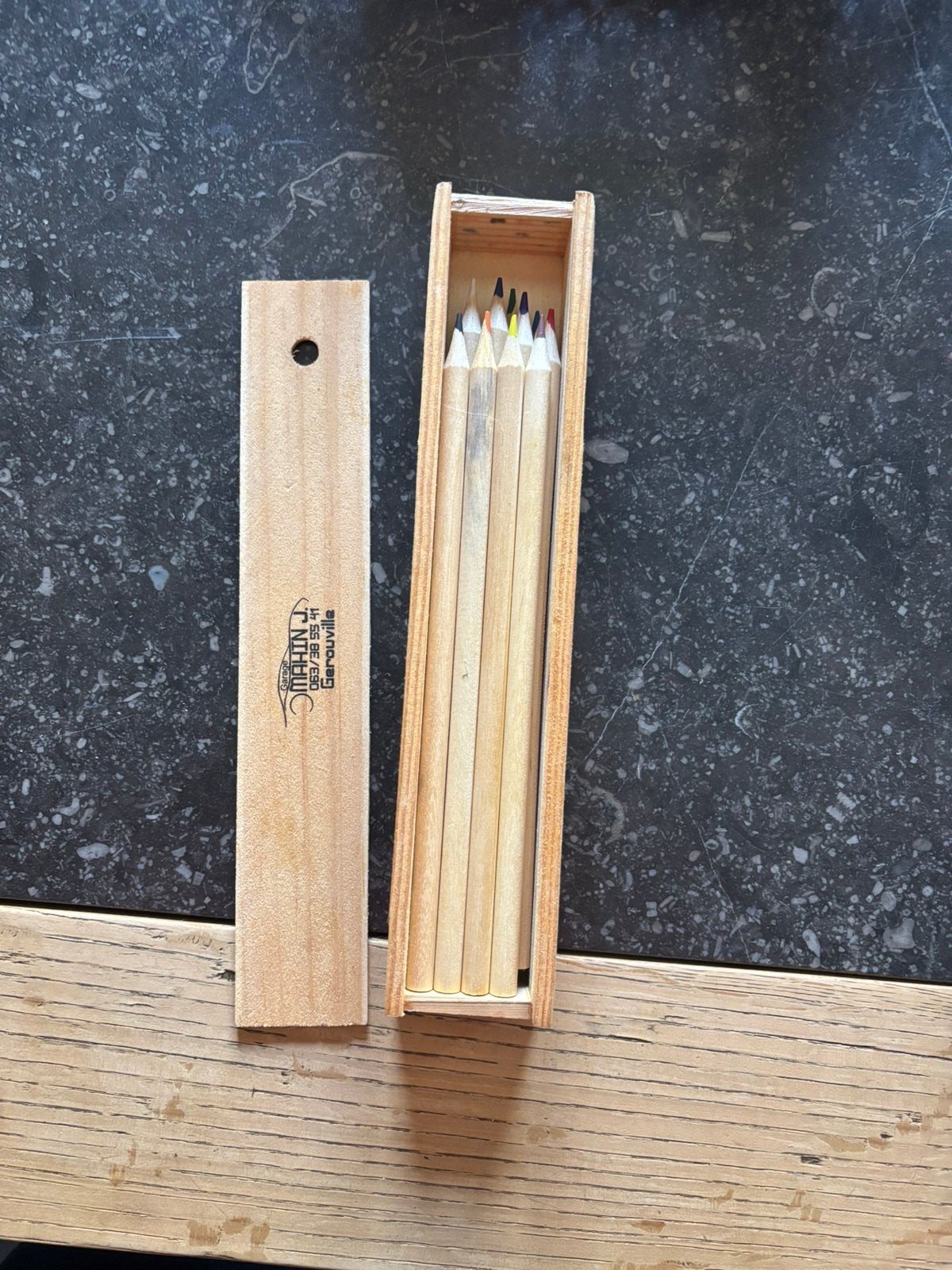 Crayons de couleur dans leur boite en bois, Enlèvement ou Envoi, Comme neuf