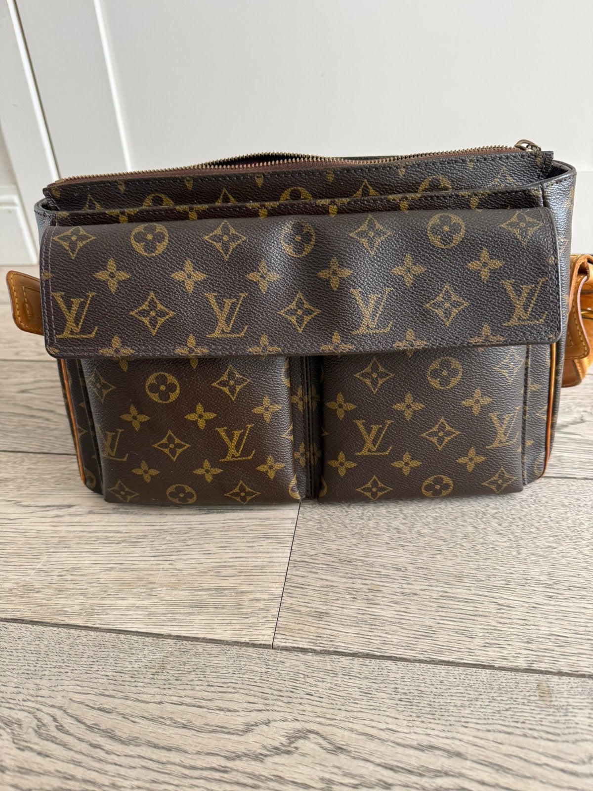Louis Vuitton viva Cite schoulderbag, Handtassen en Accessoires, Toilettassen, Ophalen of Verzenden, Gebruikt, Bruin, Dame