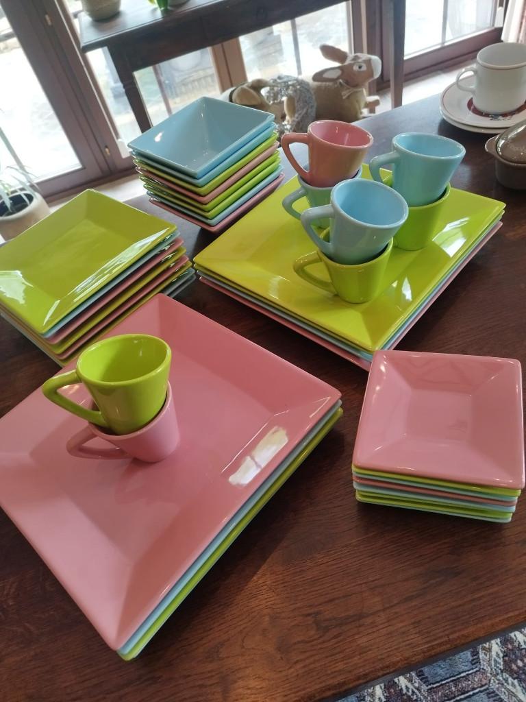 8 delig design servies, Huis en Inrichting, Ophalen, Zo goed als nieuw, Overige stijlen, Compleet servies