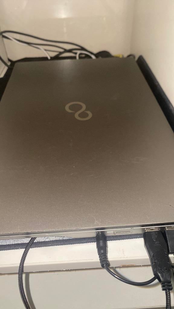 PC Fujitsu U7511 + iPhone 11 Pro Max – lot complet, Informatique & Logiciels, Enceintes Pc, Utilisé, Enlèvement ou Envoi