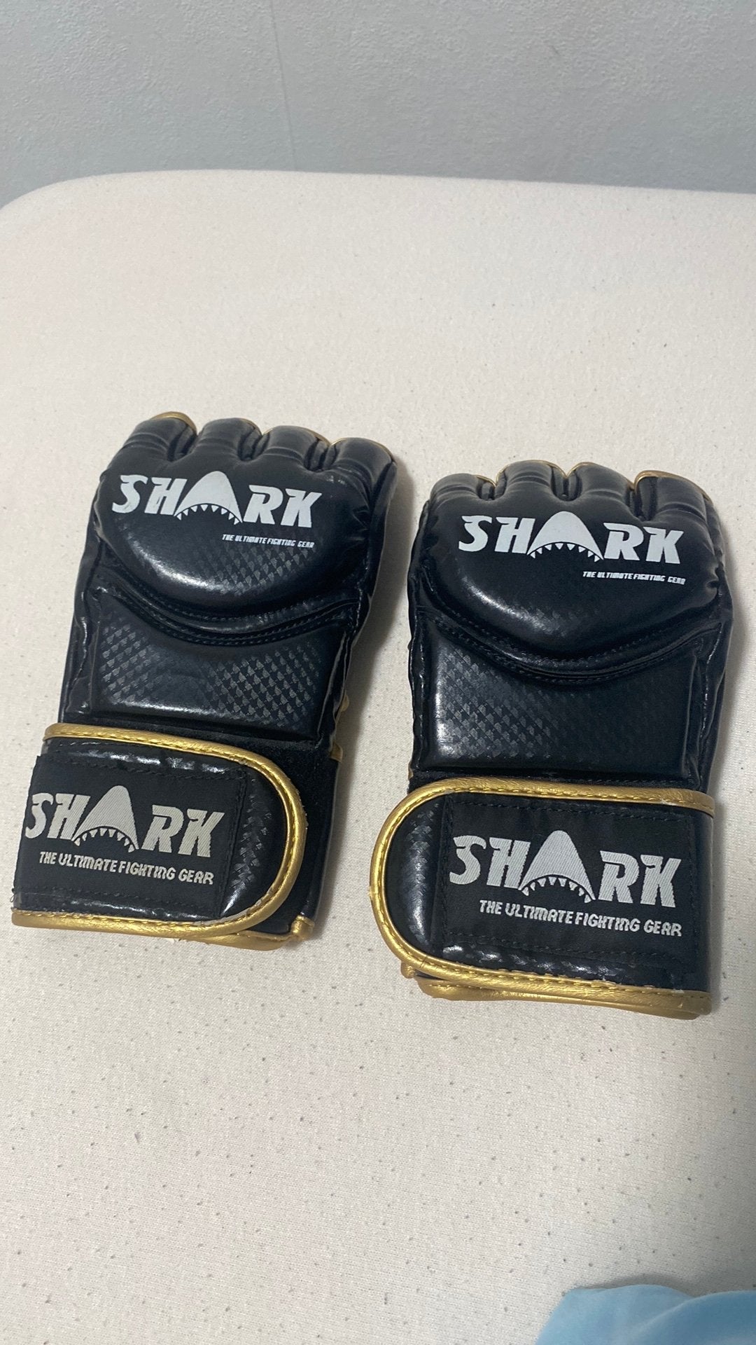MMA-handschoenen – Shark – zwart/goud Mooie MMA-handschoenen, Sport en Fitness, Vechtsporten en Zelfverdediging, Ophalen, Overige
