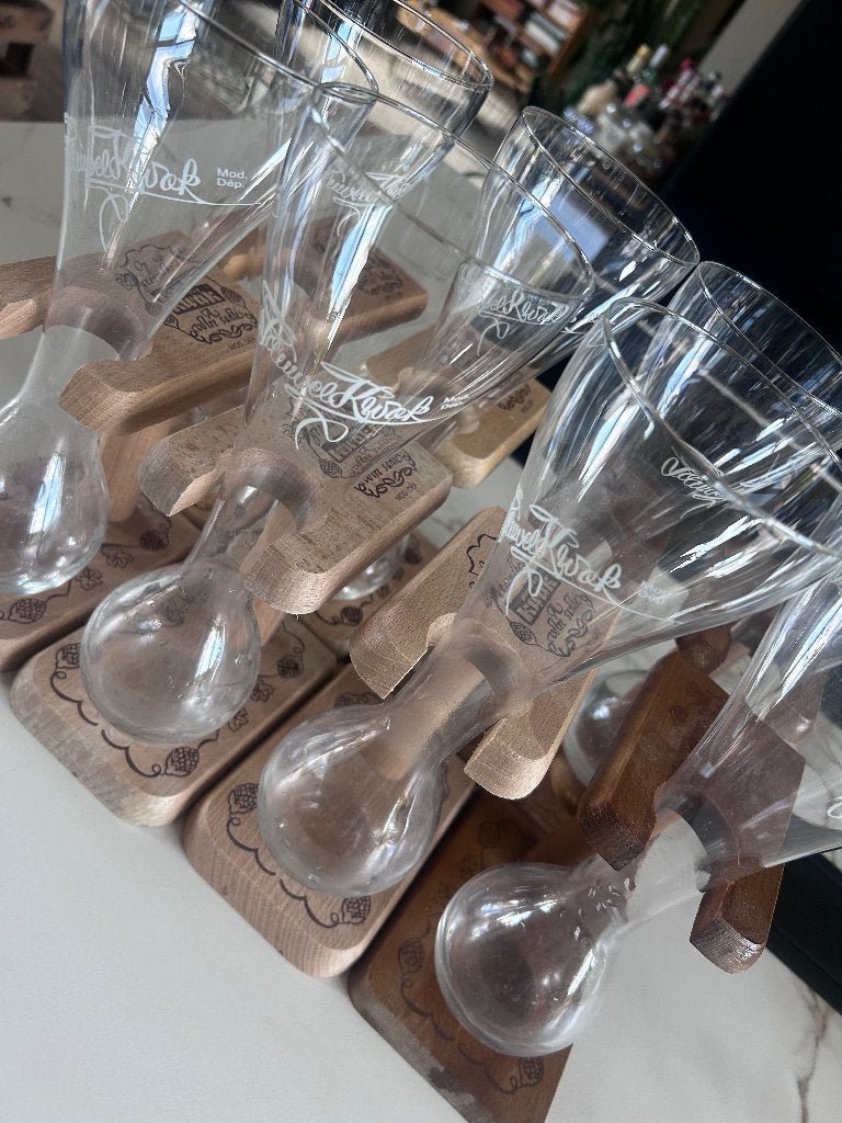 Verres à Kwak + support en bois, Enlèvement, Comme neuf, Verre à bière