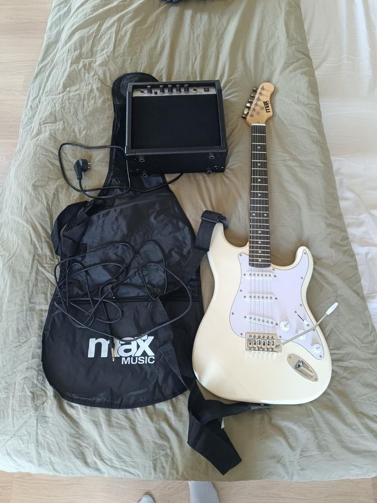 Witte elektrische gitaar Max Music + versterker + zak, Muziek en Instrumenten, Snaarinstrumenten | Gitaren | Elektrisch, Ophalen