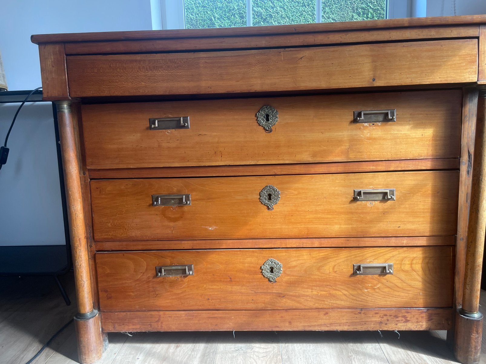 Commode en bois à quatre tiroirs, Maison & Meubles, Enlèvement, Comme neuf