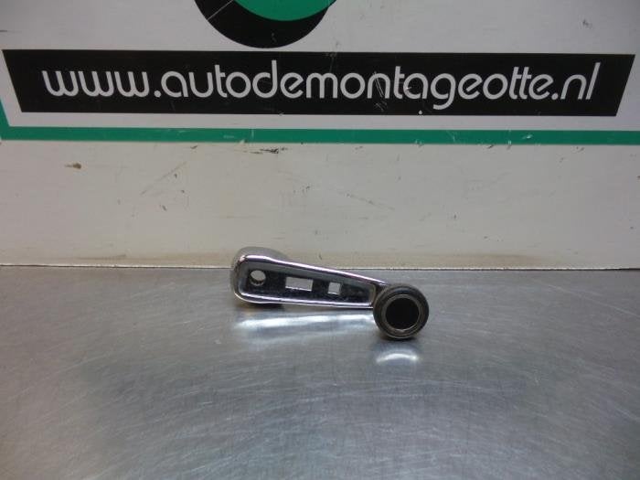 Manivelle de vitre d'un Mercedes 260SE-600SEL, Autos : Pièces & Accessoires, Vitres & Accessoires, Mercedes-Benz, Utilisé, Enlèvement ou Envoi
