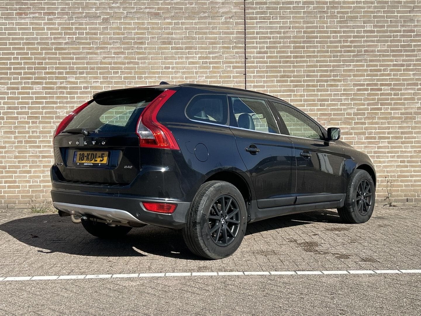 Volvo XC60 2.4D Momentum Automaat | Cruise | Climate | Leder, Automaat, Parkeersensor, Zwart, Zwart