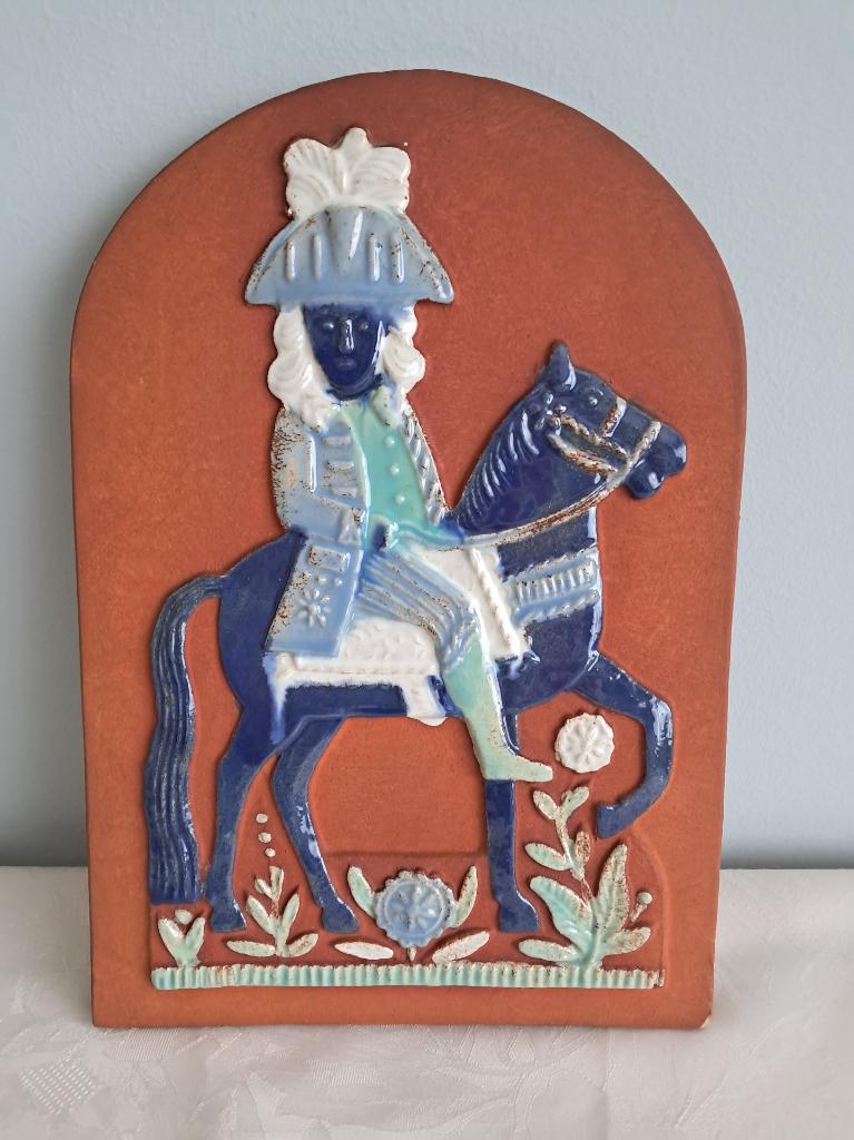 zeldzame wandkeramiek, made in België, koning/nobel te paard, Ophalen of Verzenden