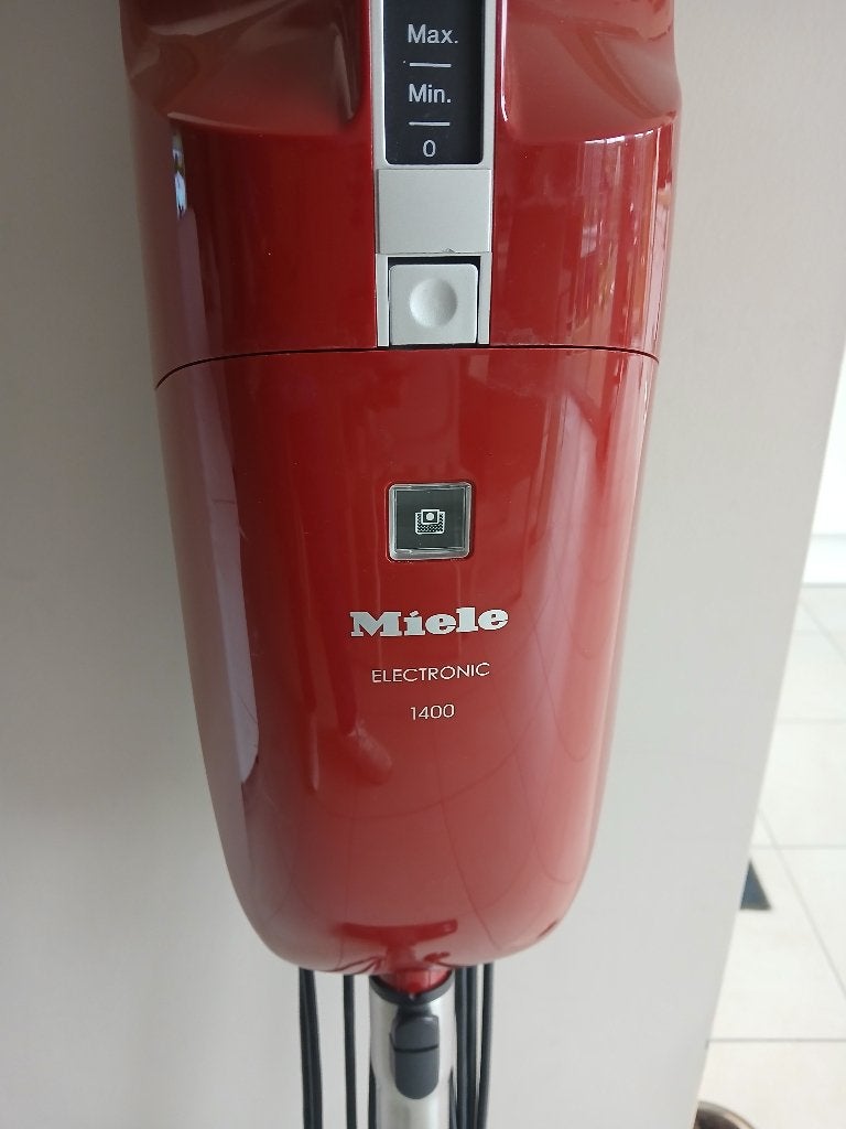 Aspirateur balai Miele rouge/puissance réglable > 1400watt, Electroménager, Enlèvement, Utilisé, Miele, 1200 à 1600 watts