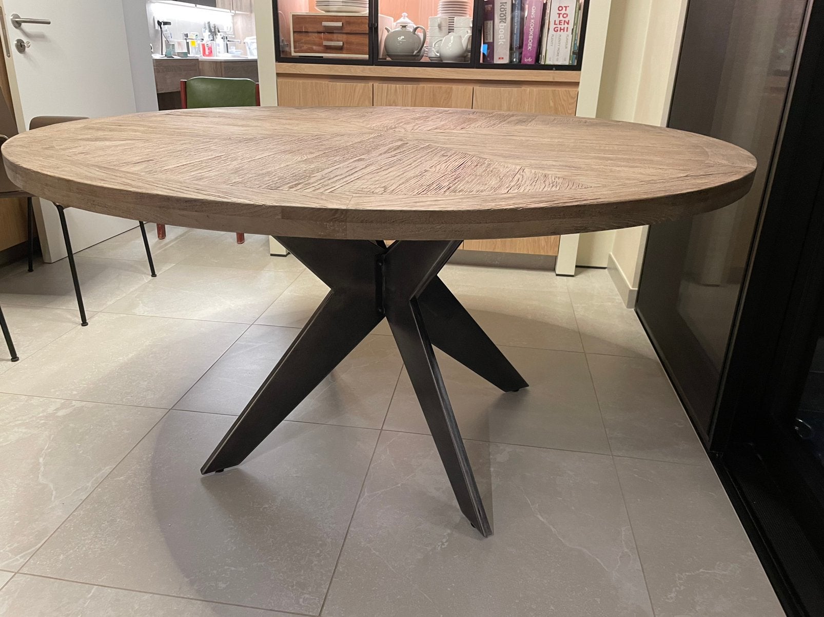 Falcon Crest dining table dia 150, Huis en Inrichting, Ophalen, Zo goed als nieuw, Eikenhout