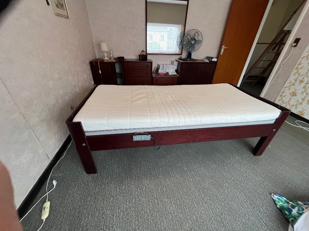 Bed Auping 200x90cm met elektrisch verstelbare bedbodem, Ophalen, Verstelbaar, 90 cm, Eenpersoons