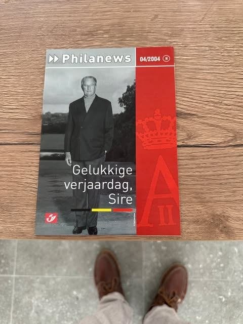 Philanews 04 2004 gelukkige verjaardag sire koning Albert, Verzamelen, Koningshuis en Royalty, Nieuw, Ophalen of Verzenden, Philanews