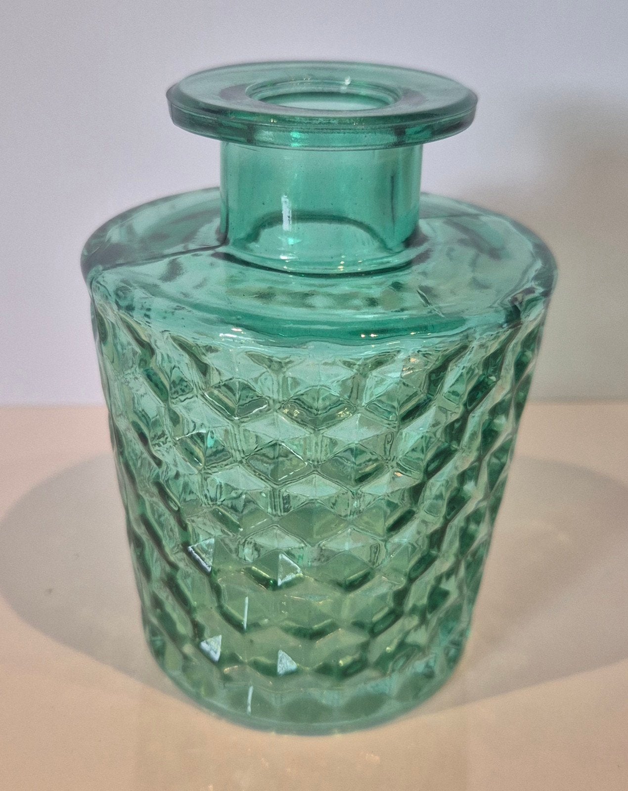 Vintage groen glazen vaasje met diamantreliëf – geperst glas, Huis en Inrichting, Ophalen of Verzenden, Groen, Glas