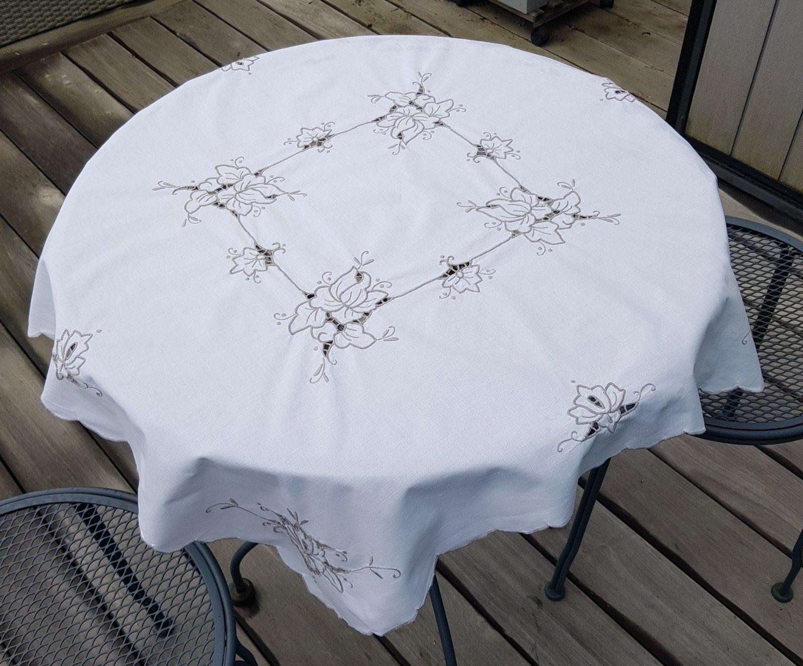 Nappe blanche carrée brodée., Huis en Inrichting, Tafelkleden, Tafelkleed, Ophalen
