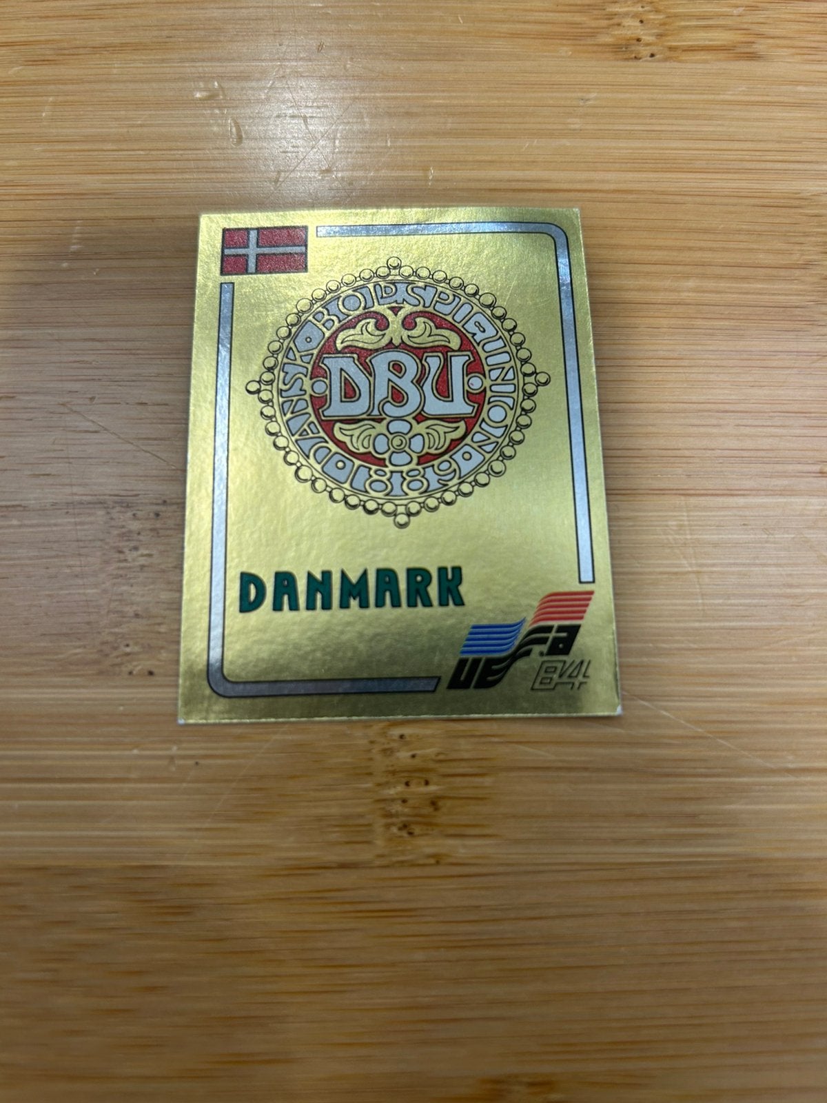 Panini Euro 84 embleem Denemarken, Verzamelen, Ophalen of Verzenden, Zo goed als nieuw, Poster, Plaatje of Sticker