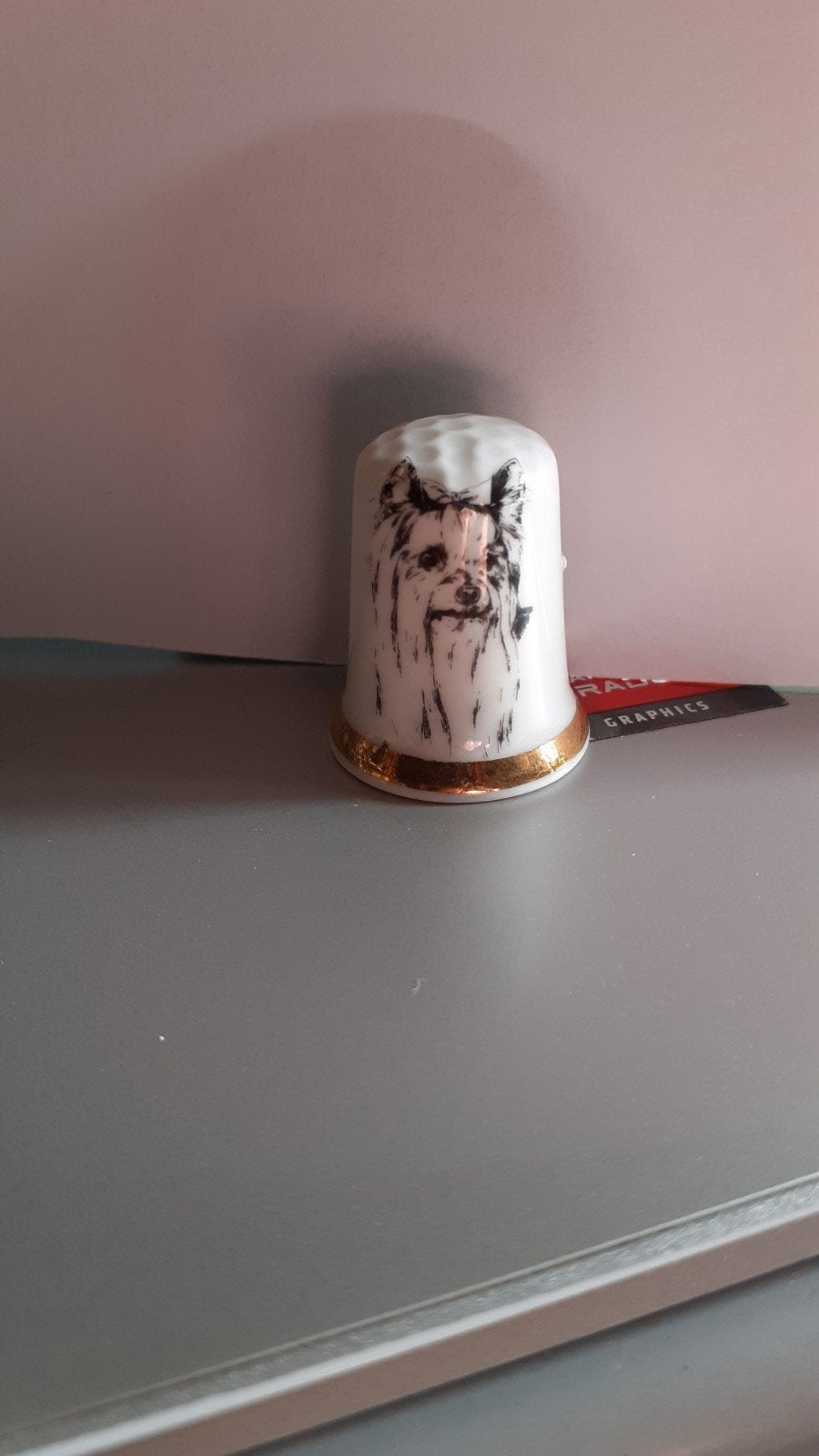 dés a coudre de collection en porcelaine serie chien (1), Verzamelen, Vingerhoedjes, Ophalen of Verzenden, Zo goed als nieuw, Porselein