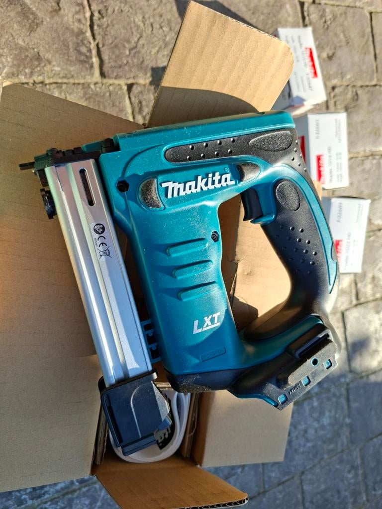 Agrafeuse makita 18v + 2 batterie + chargeur, Bricolage & Construction, Outillage | Scies mécaniques