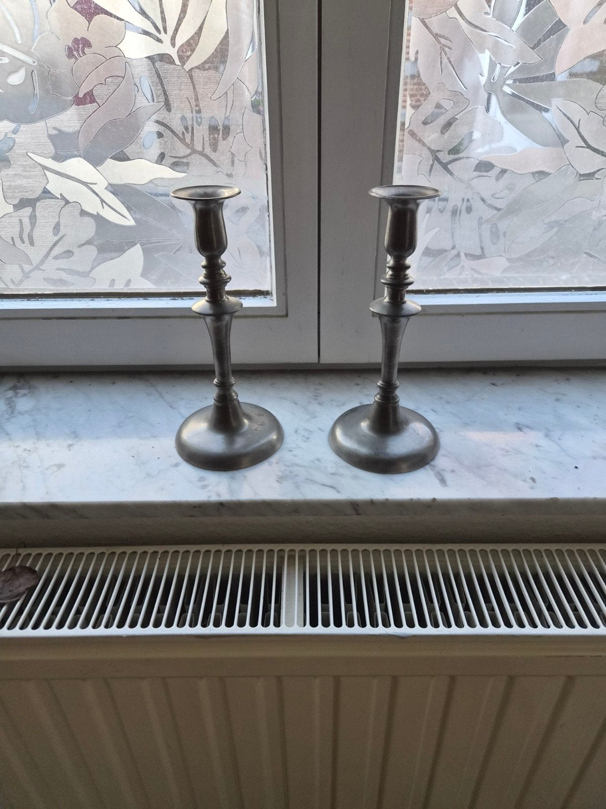 Paire de chandeliers en étain – Les Potiers Hutois, Enlèvement