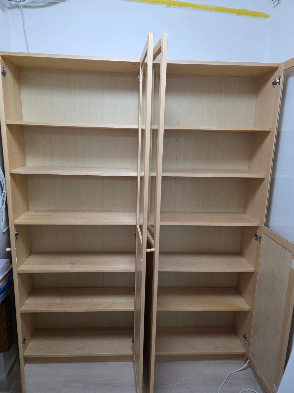 2 Armoires Malm fermées en bois.