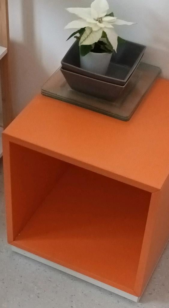 🔶️  Eket ikéa orange socle blanc table de nuit rangement, Moins de 55 cm, Moins de 45 cm, Enlèvement, Utilisé
