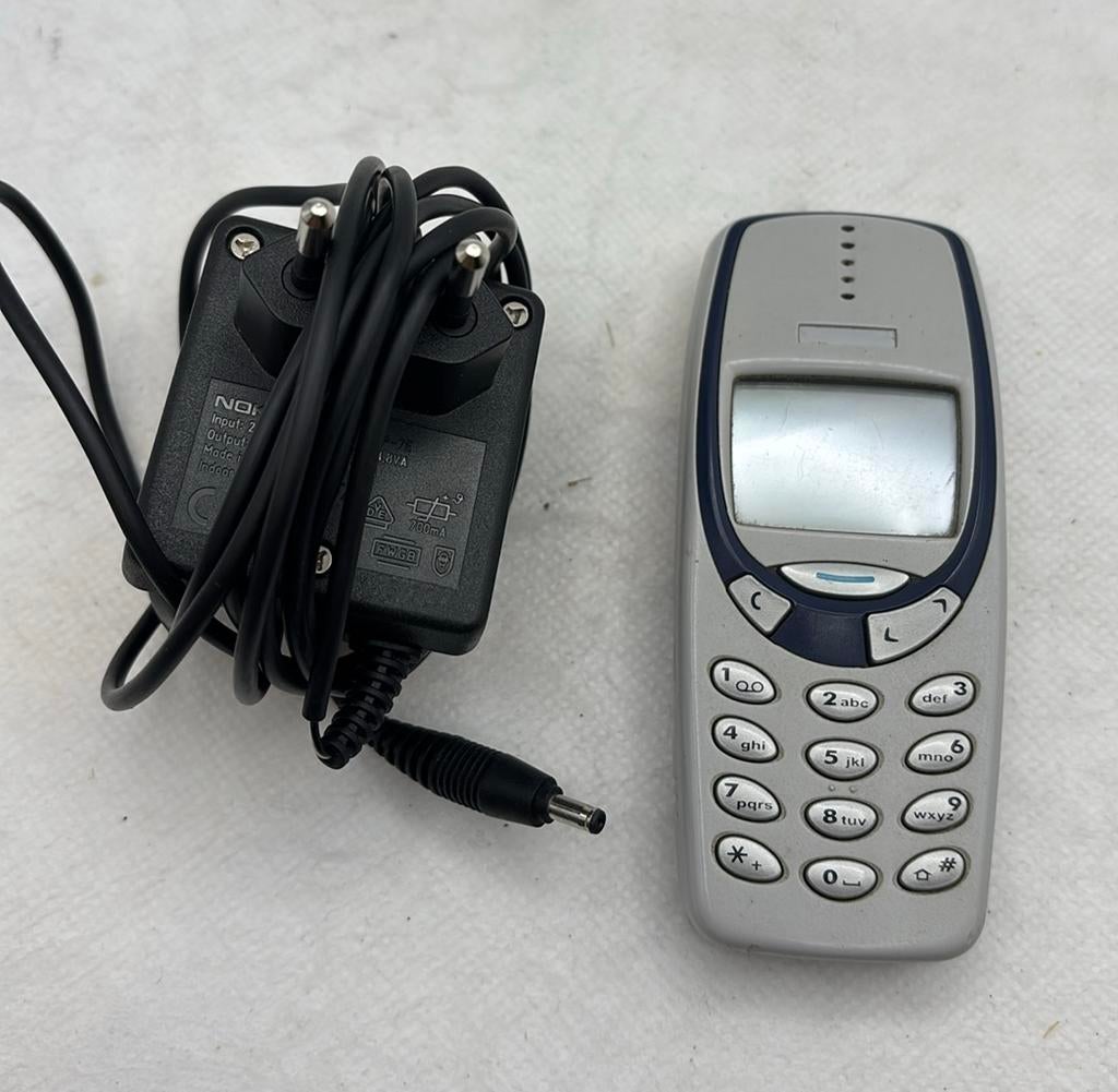 Vintage Nokia 3330 telefoon en oplader - niet functioneel, Ophalen of Verzenden, Niet werkend