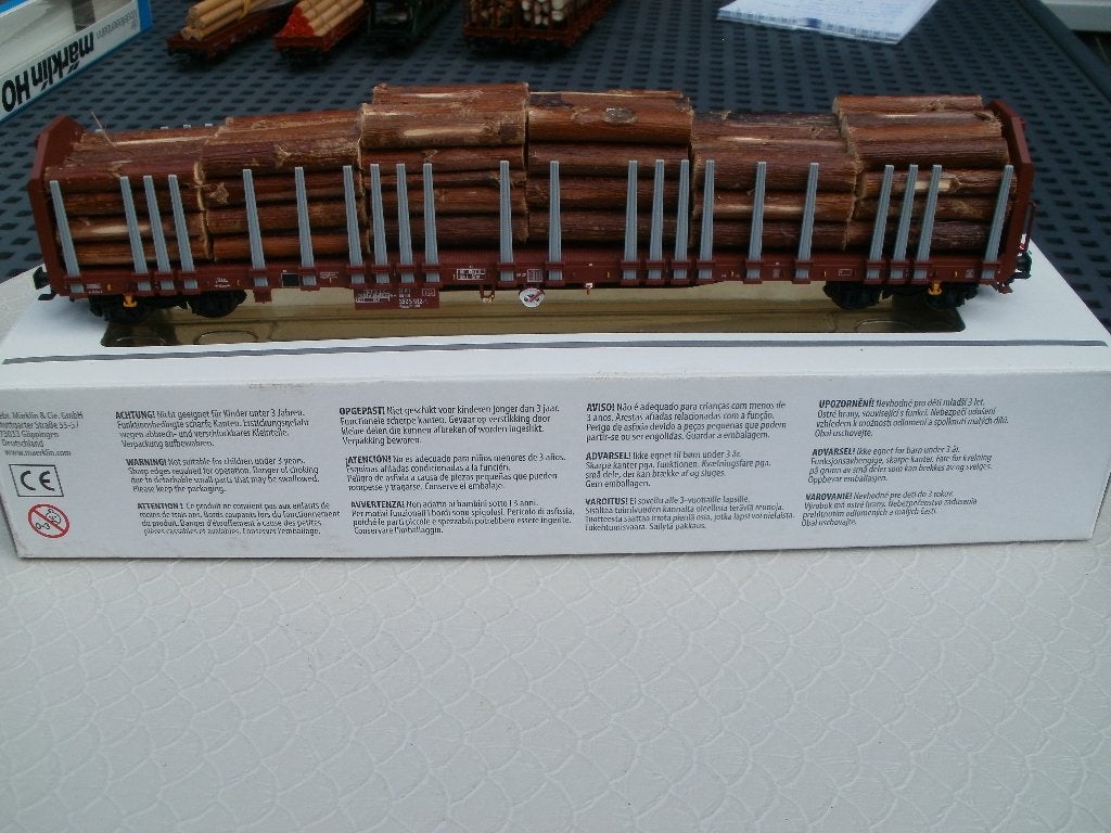 Marklin Ho dubbelasser wagon met houtlading no 47026-03., Neuf, Enlèvement ou Envoi, Courant alternatif, Wagon