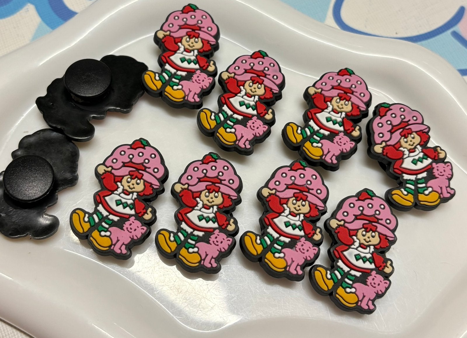 Charlotte aux fraises pins pour crocs, Hobby & Loisirs créatifs, Fabrication de Perles & Bijoux, Enlèvement ou Envoi, Neuf