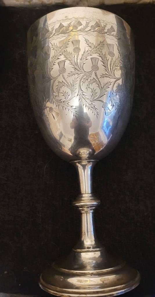Antieke beker met distelgravure, Ophalen