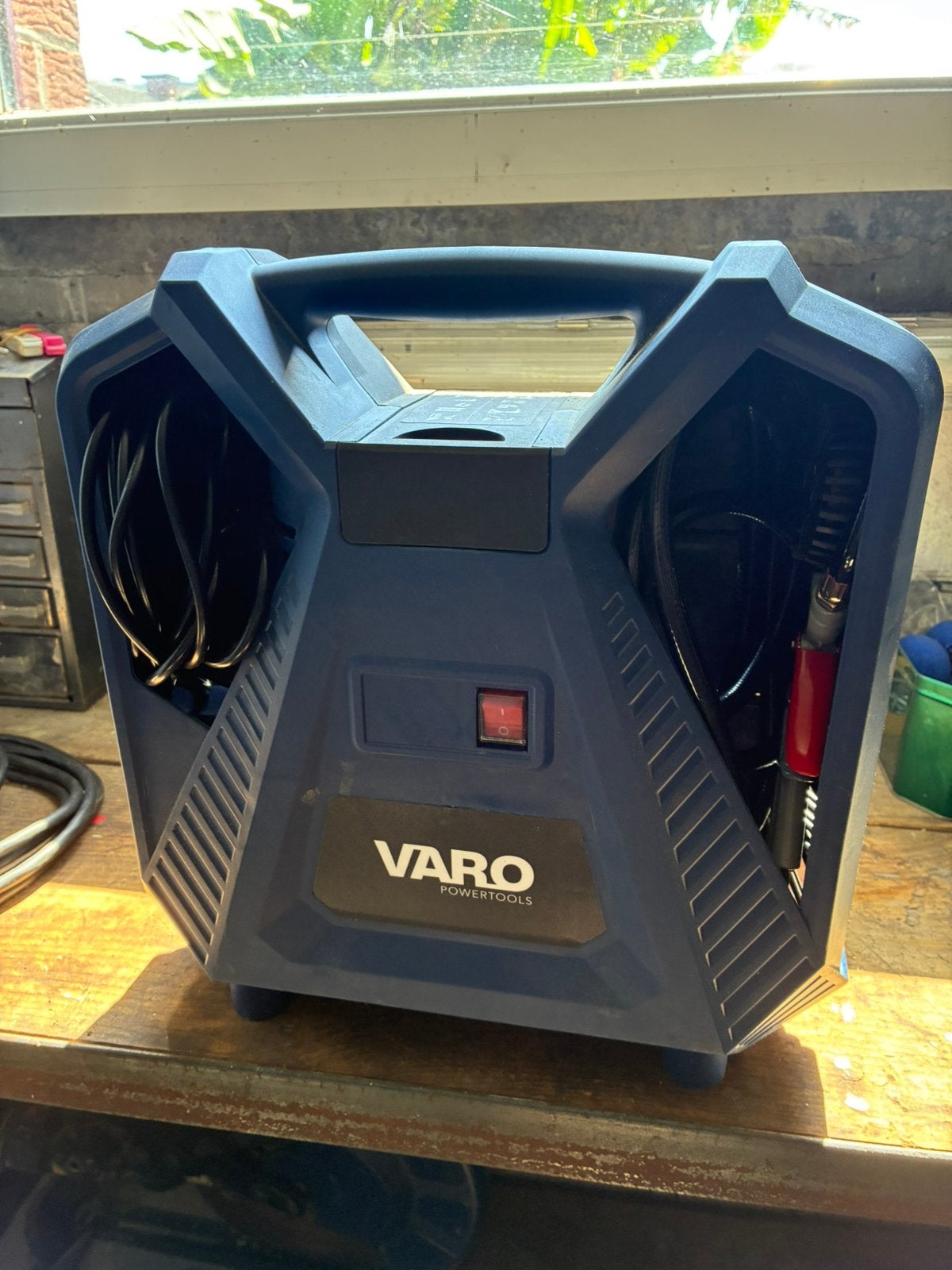VARO compressor, Doe-het-zelf en Bouw, Ophalen, Zo goed als nieuw