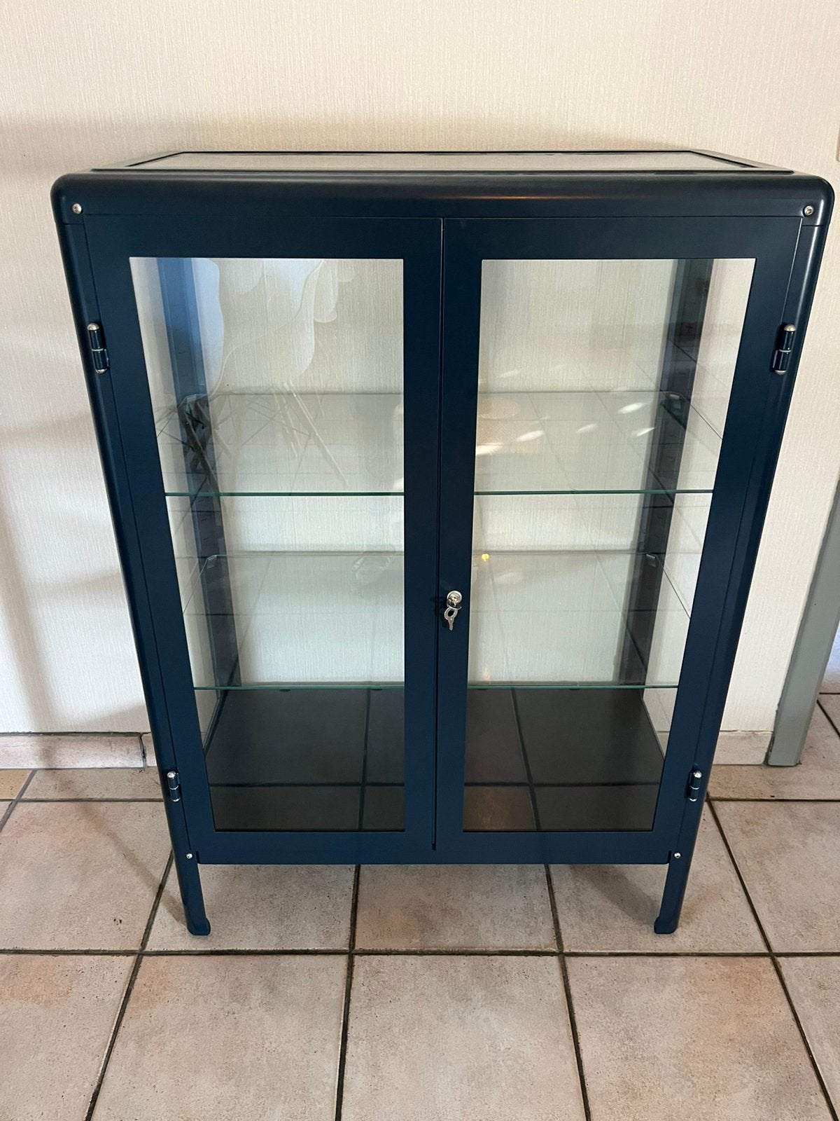 Glazen vitrinekast - navy, Huis en Inrichting, Ophalen, Met plank(en), 100 tot 150 cm, Nieuw