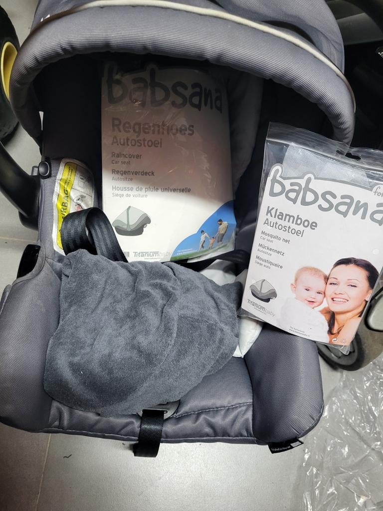 Maxi cosi + adapters voor te plaatsen op buggy alles samen, Ophalen