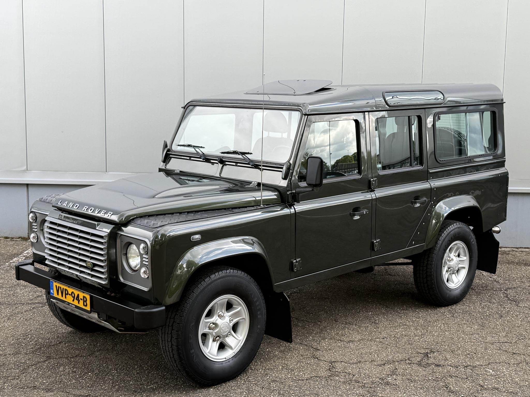 Land Rover Defender 2.4 TD 110 SW SE Airco Stoelverwarming K, Auto's, Land Rover, 90 kW, 122 pk, Gebruikt, Zwart