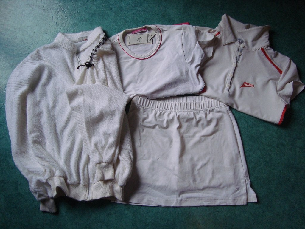Tenue complète de tennis T14 ans: 2 tee-shirt + 1 jupe+pull, Enlèvement ou Envoi, Comme neuf, Vêtements
