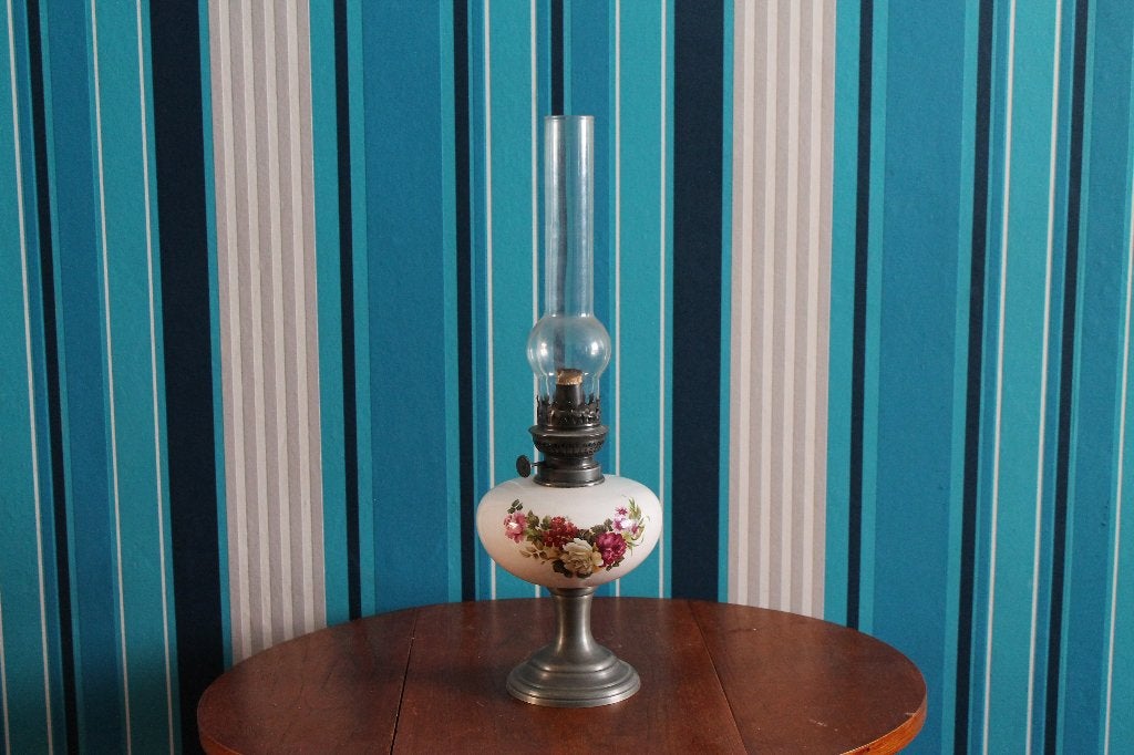Lampe à pétrole ancienne en opaline blanche à décor floral, Maison & Meubles, Campagne, Blanc, Enlèvement, Utilisé