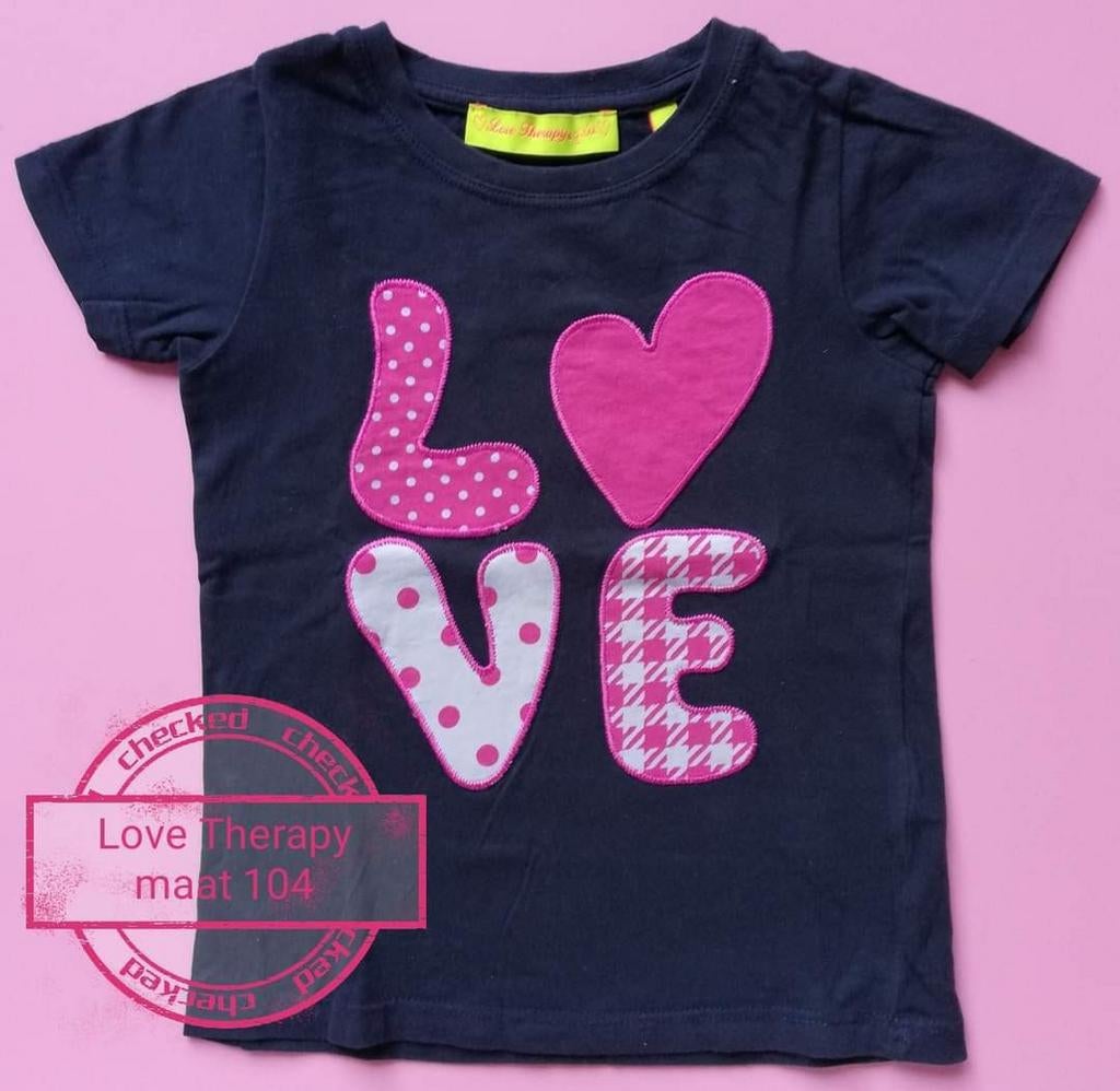 T-shirt Love Therapy maat 104, Kinderen en Baby's, Meisje, Ophalen of Verzenden, Zo goed als nieuw, Shirt of Longsleeve