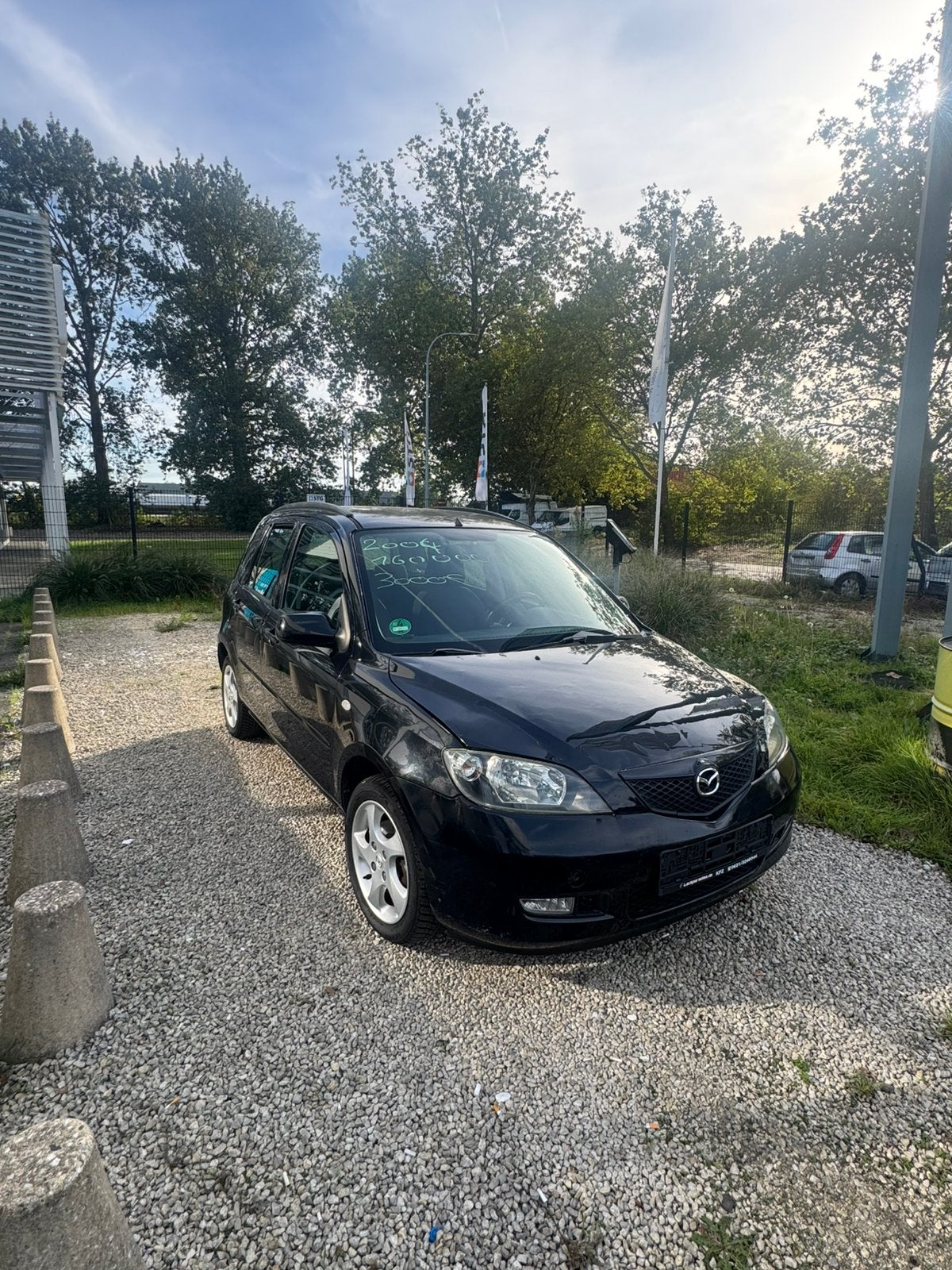Mazda 2 benzine met keuring verkoop en garantie, Auto's, 4 deurs, Stof, 50 kW, Zwart