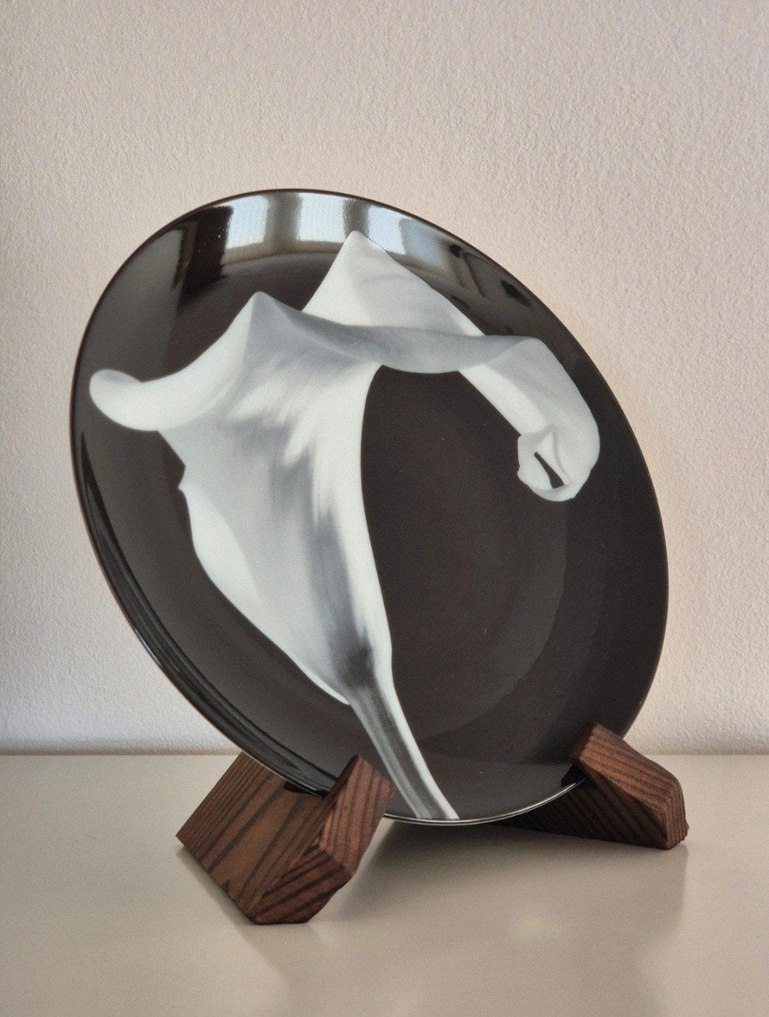 Assiette "Calla Lilly" de Robert Mapplethorpe, Antiquités & Art, Enlèvement ou Envoi