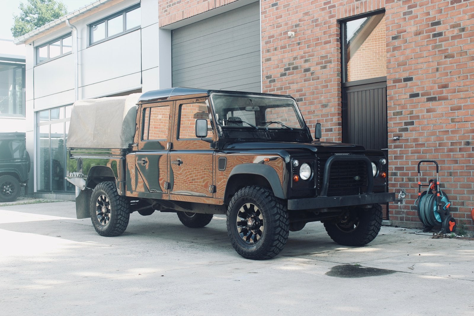Defender 130 S || TD5 15P || Lichte Vracht, 90 kW, https://public.car-pass.be/vhr/219d3a64-26af-4eb3-9f22-a614b53ebbcf, Zwart